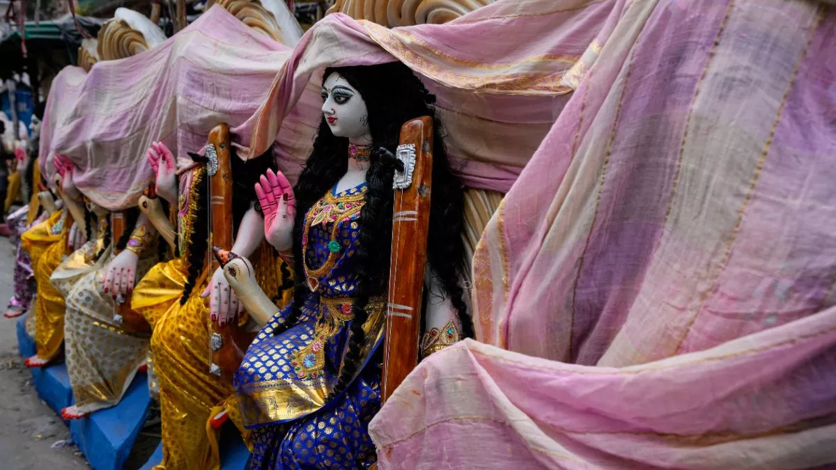 Objectionable Statue त्रिपुरा में देवी सरस्वती की आपत्तिजनक प्रतिमा पर बवाल, ABVP के छात्रों ...