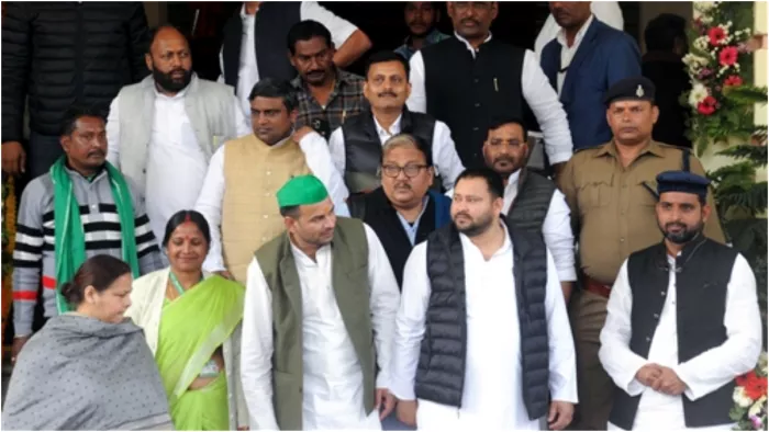 फ्लोर टेस्ट के बाद RJD की पहली बैठक, तेजस्वी यादव के घर पहुंचे सभी विधायक