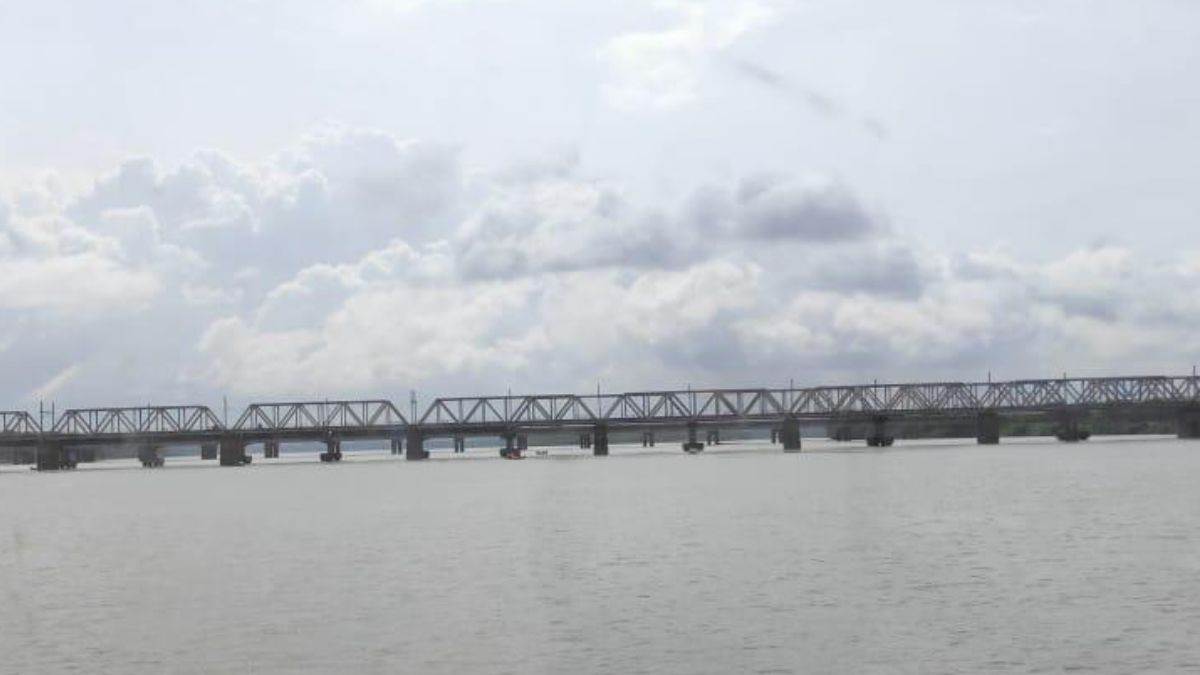 karnataka woman commits suicide by jumping from moving train into netravati river reason for suicide not clear