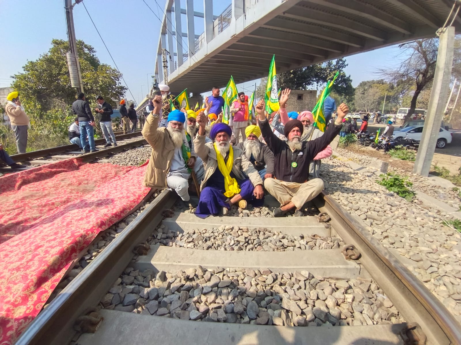 Rail Roko Andolan 2024: पंजाब में रेलवे ट्रैक पर 'हल्ला-बोल', सैकड़ों ...