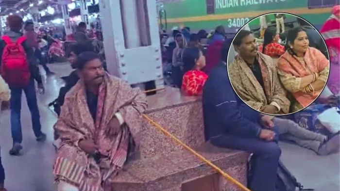 प्लेटफॉर्म पर आम आदमी की तरह ट्रेन का इंतजार करते दिखे अर्जुन मुंडा। (तस्वीर- सोशल मीडिया)