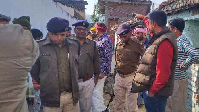घटनास्थल पर जांच के लिए पहुंची पुलिस