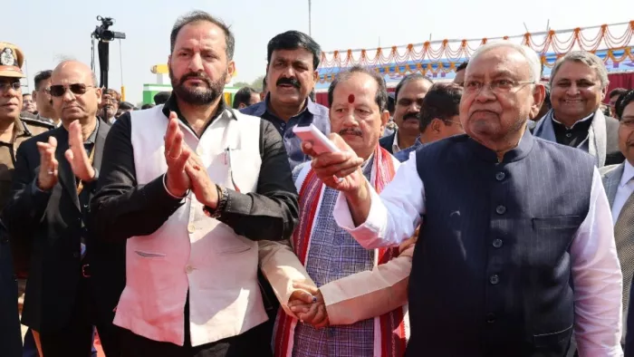 बक्सर में योजनाओं का उद्घाटन करते सीएम नीतीश कुमार। (फोटो जागरण)