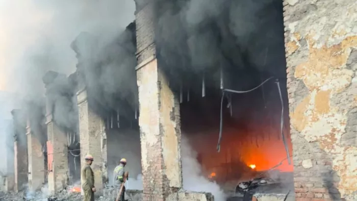 Noida Fire: प्लास्टिक दाना बनाने वाली फैक्ट्री में लगी आग, पांच घंटे में काबू।