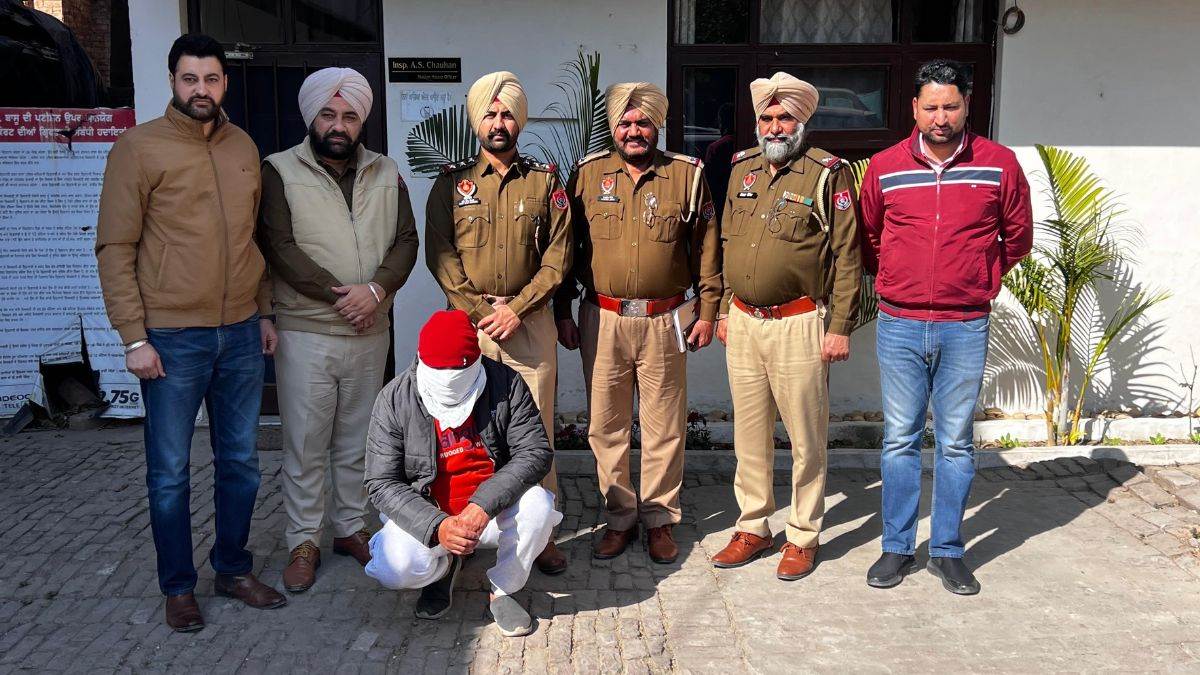 https://www.jagranimages.com/images/newimg/15022025/15_02_2025-deport_arrest_23885174.jpg