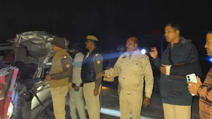 बस्ती में भीषण सड़क हादसे में कार सवार चार लोगों की मौत (फोटो- जागरण)