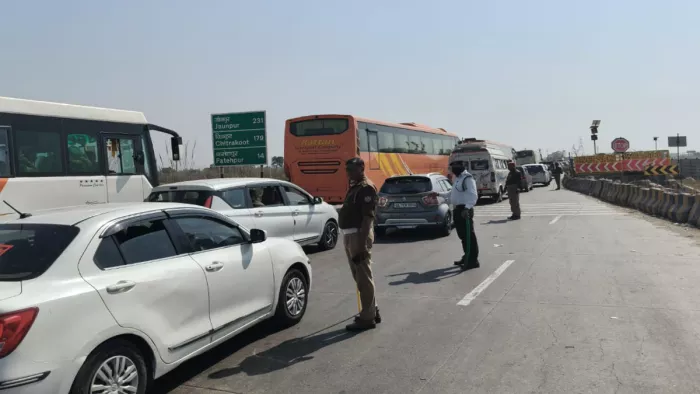 Maha Kumbh 2025: कानपुर-प्रयागराज हाईवे पर लगा जाम। जागरण