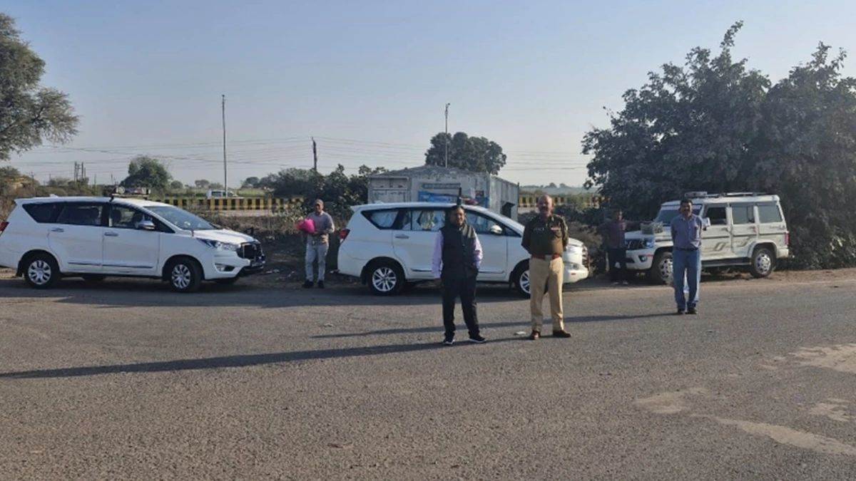 https://www.jagranimages.com/images/newimg/15022025/15_02_2025-maha_kumbh_traffic_jam_23885110.jpg