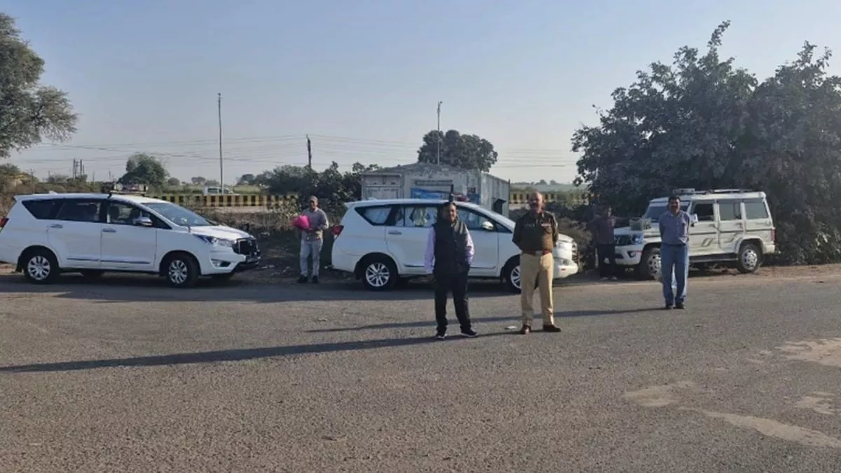 MP News: Maha Kumbh जाने वाले श्रद्धालुओं की भारी संख्या, प्रयागराज की सीमा पर लगा दो किलोमीटर लंबा जाम