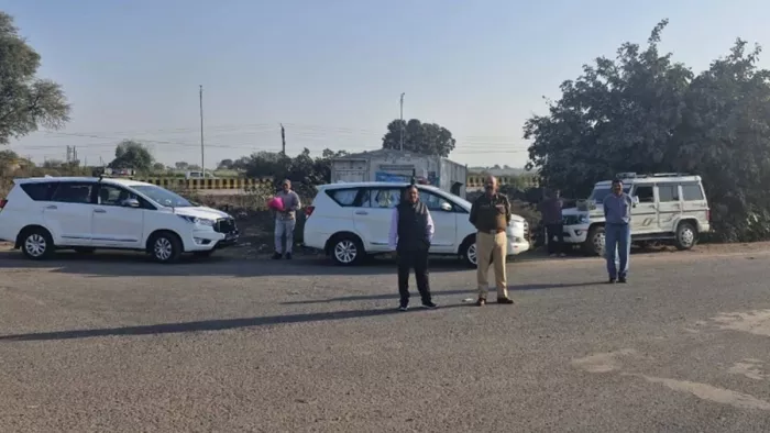 जाम खुलवाने के लिए मौके पर पहुंचे प्रशासन के अधिकारी (फोटो: जेएनएन)