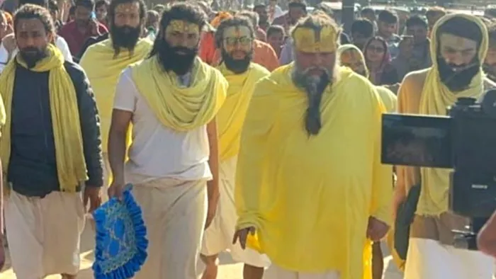 Saint Premanand: मथुरा: भक्तों के साथ गोवर्धन में गिरिराजजी की परिक्रमा लगाते संत प्रेमानंद महाराज। फोटो सौ. वीडियो ग्रेव