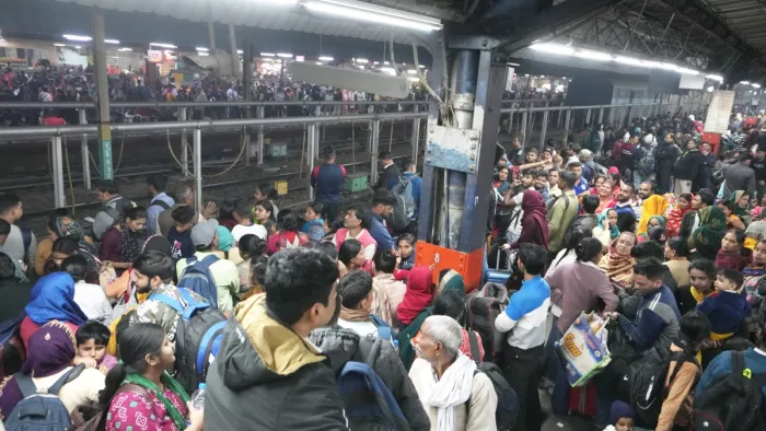 नई दिल्ली रेलवे स्टेशन पर प्रयागराज जाने के लिए उमड़ी भीड़। (फोटो- एजेंसी)