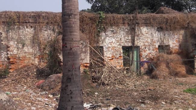 Kavti khadi building became ruins, hundreds of weavers une
