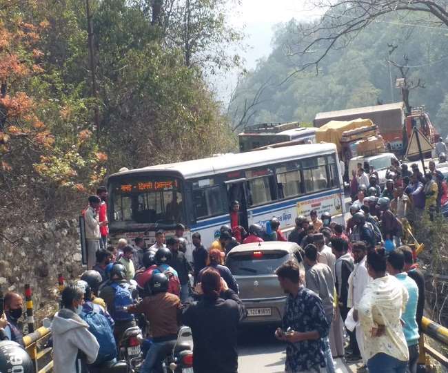 बस नदी की ओर पलटती तो यात्रियों की जान भी जोखिम में आ जाती।