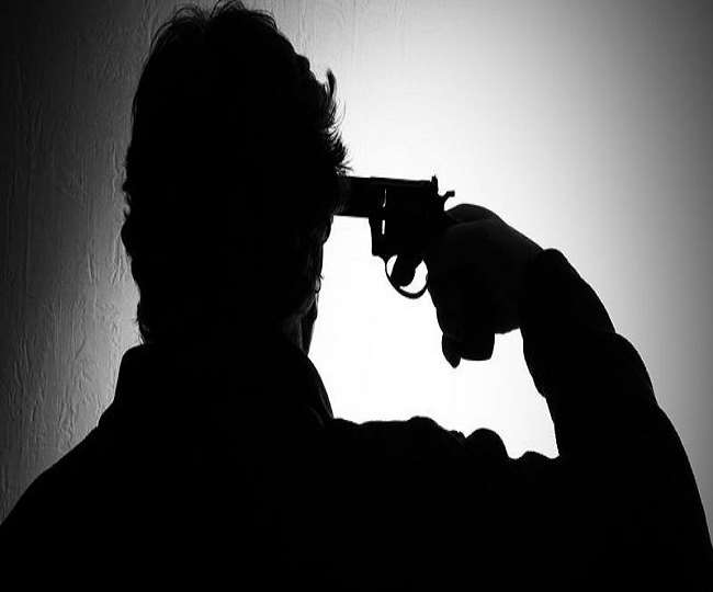 https://www.jagranimages.com/images/newimg/15032021/15_03_2021-man_shoot_himslef_by_revolver_21464887.jpg