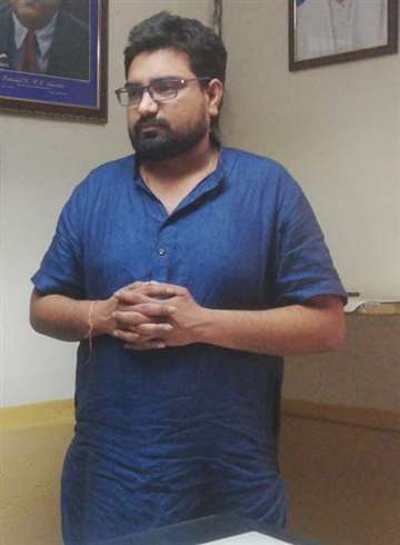 being a fake vigilance officer he was flabbergasted at tte officers handed over to rpf