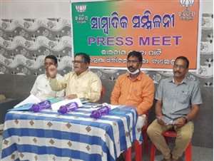 प्रेस को संबोधित करते हुए भारतीय जनता पार्टी के नेता