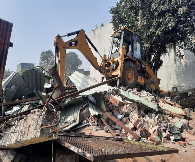 Yogi Adityanath Government 2.0 : Encroachment By Mafia Badan Singh Alias  Baddo Bulldozed In Meerut By MDA - Yogi Adityanath Government : उत्तर  प्रदेश में फिर से चलने लगा बुलडोजर, माफिया बदन