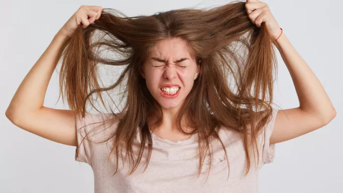 Hair Care: ड्राई स्कैल्प से छुटकारा पाने के लिए अपनाएं ये आसान उपाय