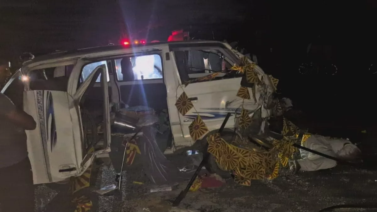 Accident News: ट्रक ने वाहन को मारी जोरदार टक्कर, भीषण सड़क हादसे में दो की मौत... तीन घायल