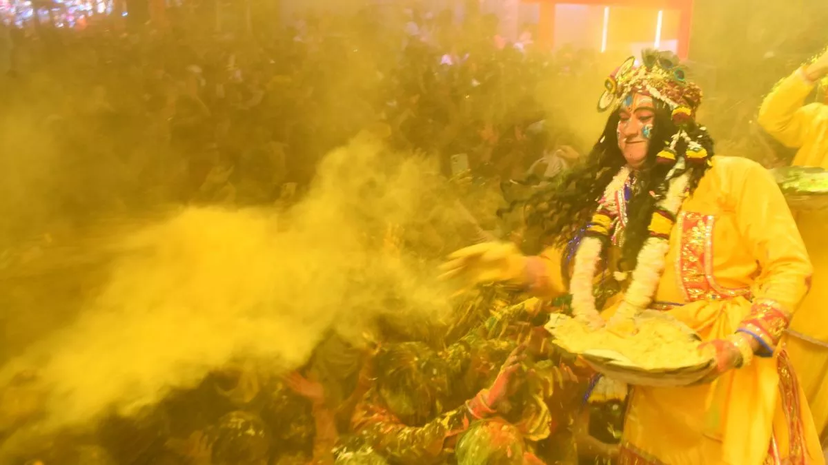 Braj Ki Holi: आस्था के आंगन में बरसे श्रद्धा के रंग, संत-महंत ने खेली होली; रमण बिहारी के आंगन में उड़ा अबीर-गुलाल