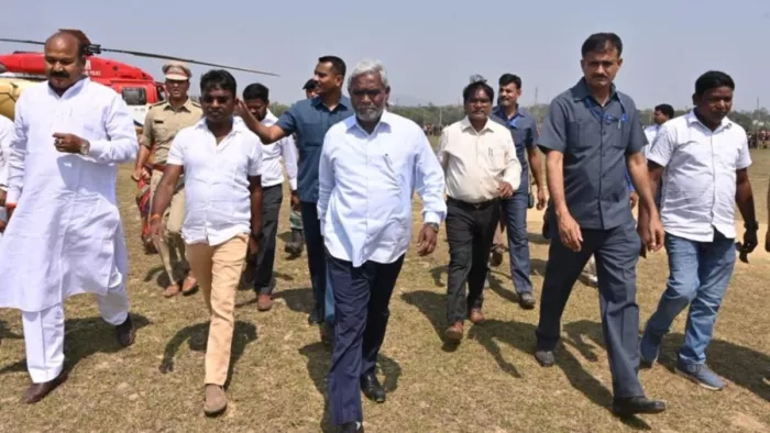 पूर्वी सिंहभूम जिले के चाकुलिया में डिग्री काॅलेज शिलान्यास कार्यक्रम में पहुंचे चंपई सोरेन।