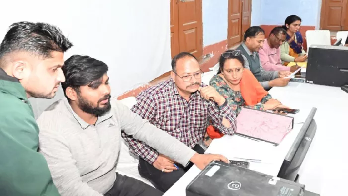 Lok Sabha Election 2024: हल्द्वानी एमबीपीजी कालेज में बने एमसीसी कक्ष में कार्य में जुटे निर्वाचन कर्मी । सूवि
