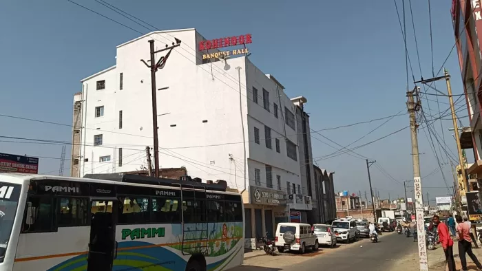 होटल कोहिनूर में 200 से अधिक परीक्षार्थी से पुलिस कर रही पूछताछ।