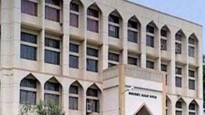 जेएमआई के कर्मचारी ने आला अधिकारियों पर धर्म परिवर्तन करने का दबाव बनाने के लगाए आरोप