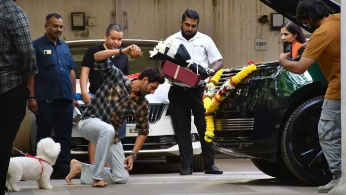 कार्तिक आर्यन नई गाड़ी की डिक्की में लेटे आए नजर। फोटो क्रेडिट- इंस्टाग्राम