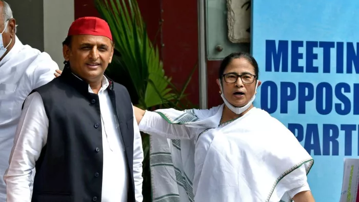अखिलेश यादव और ममता बनर्जी लोकसभा चुनाव के लिए आए एक साथ