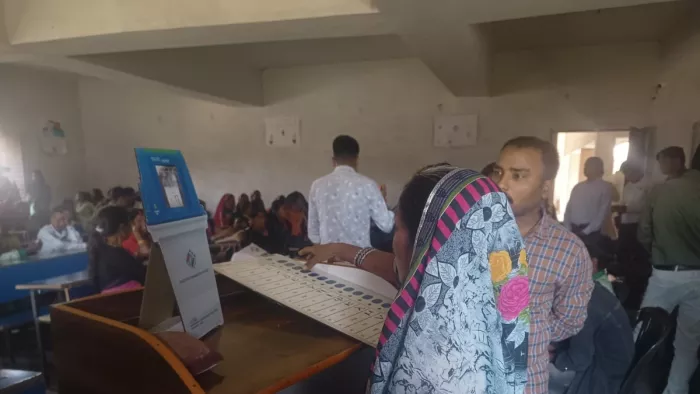 पांकी विस के एक केंद्र पर मॉक वोट करती महिला मतदाता