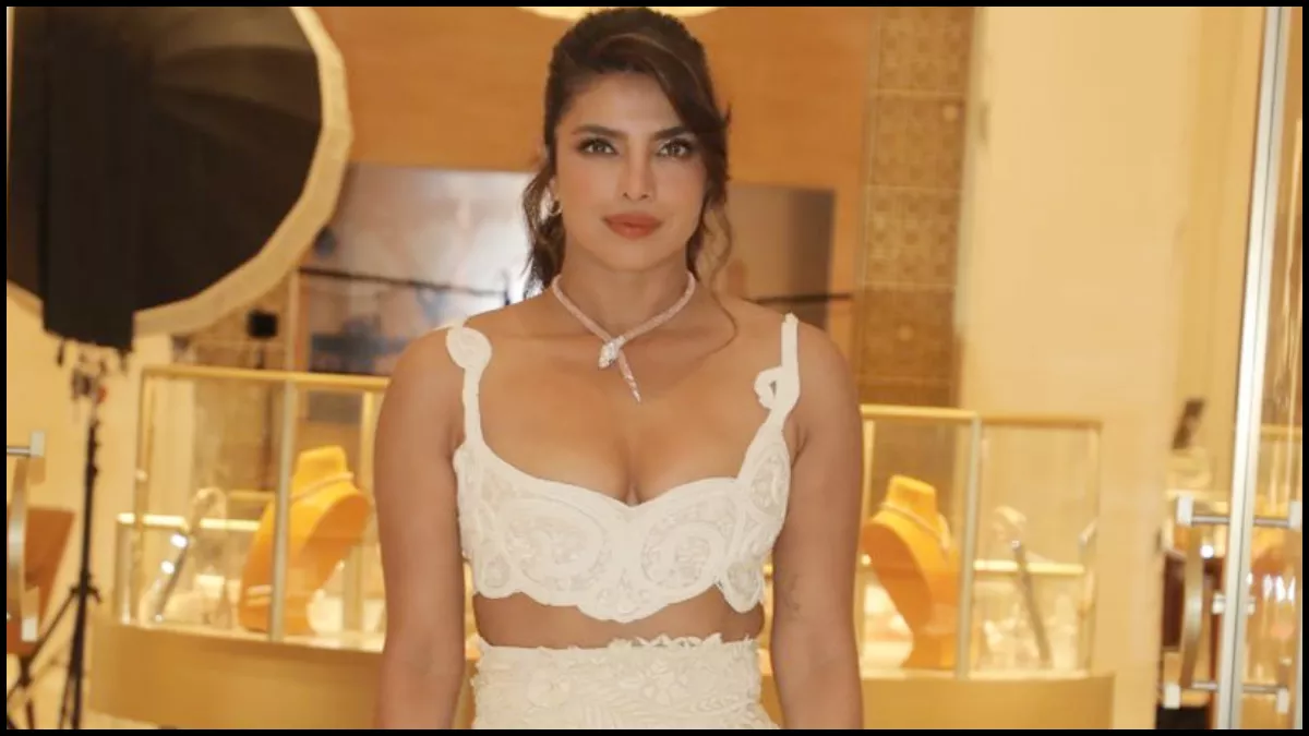 भारत में एंट्री मारते Priyanka Chopra ने बजाई फैंस के दिलों की घंटी, उनका ये ग्लैमर लुक देख थम जाएंगी सांसें - Priyanka Chopra Look Hot and Glamorous in White Crop Top
