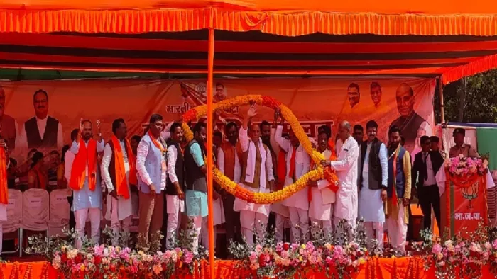इटखोरी में बूथ स्तरीय कार्यकर्ताओं को संबोधित करने से पूर्व फूल माला में रक्षा मंत्री राजनाथ सिंह।