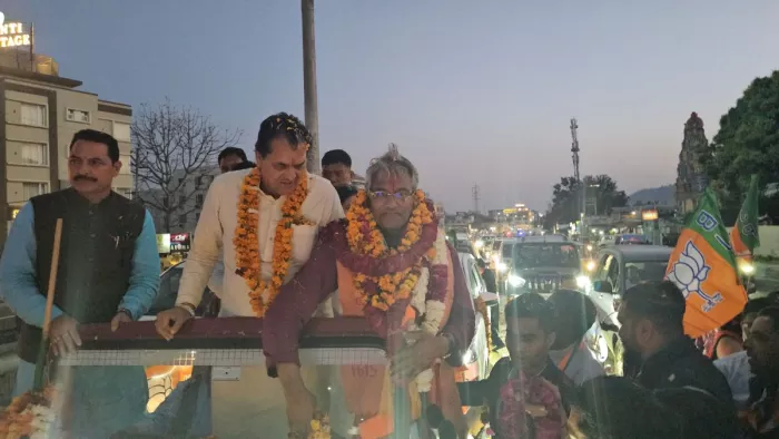बीजेपी प्रत्याशी त्रिवेंद्र सिंह रावत ने भरी चुनावी हुंकार, रोड शो में किया ये आह्वान