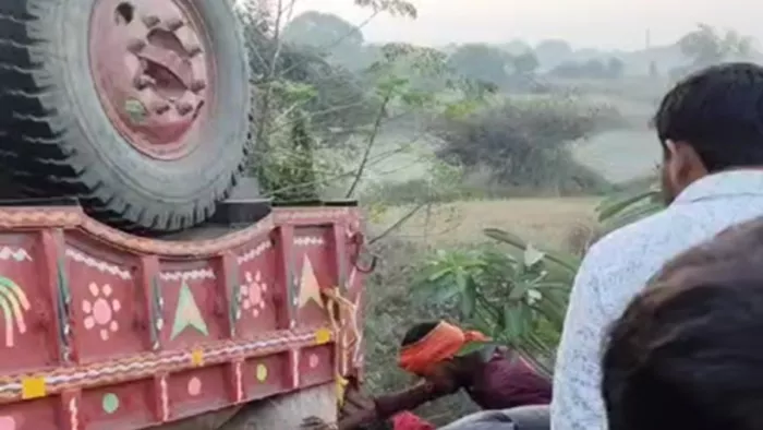 बक्सर में ट्रैक्टर पलटने से आरा के व्यवसायी की मौत (जागरण)