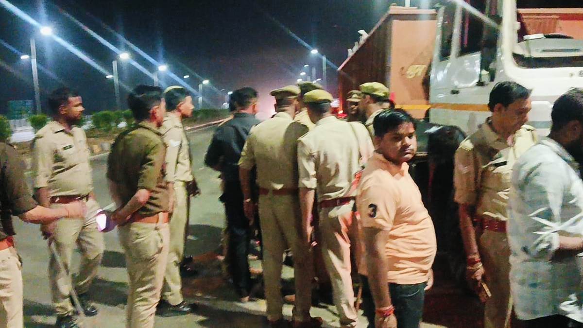 https://www.jagranimages.com/images/newimg/15032025/15_03_2025-etawah_accident_23900395_21654789.jpg