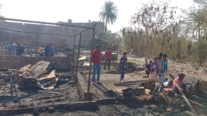 आग की चपेट में आकर डेढ़ दर्जन दुकान स्वाहा