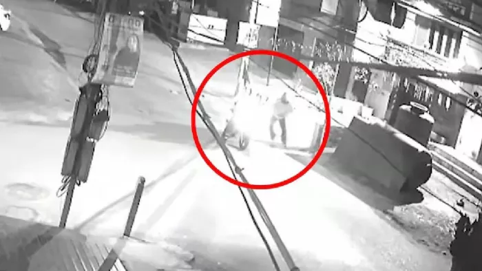 सीसीटीवी में कैद हुई विस्फोटक फेकनें वालों की तस्वीर (फोटो- सोशल मीडिया)