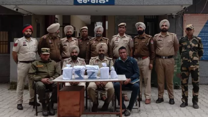 सीमा पार से ड्रोन के जरिए भेजी गई नशे और हथियारों की खेप बरामद
