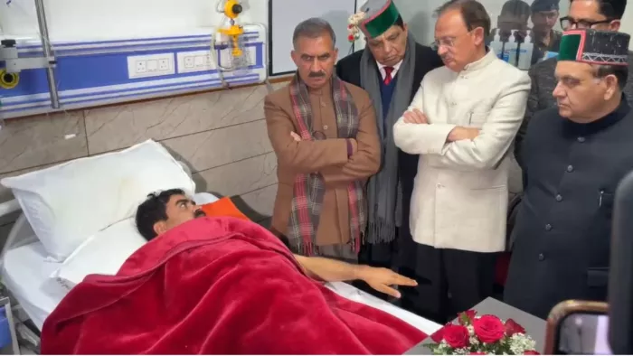 अस्पताल पहुंचकर सीएम सुक्खू ने जाना हाल, दिए कार्रवाई के आदेश। वीडियो से ली गई फोटो