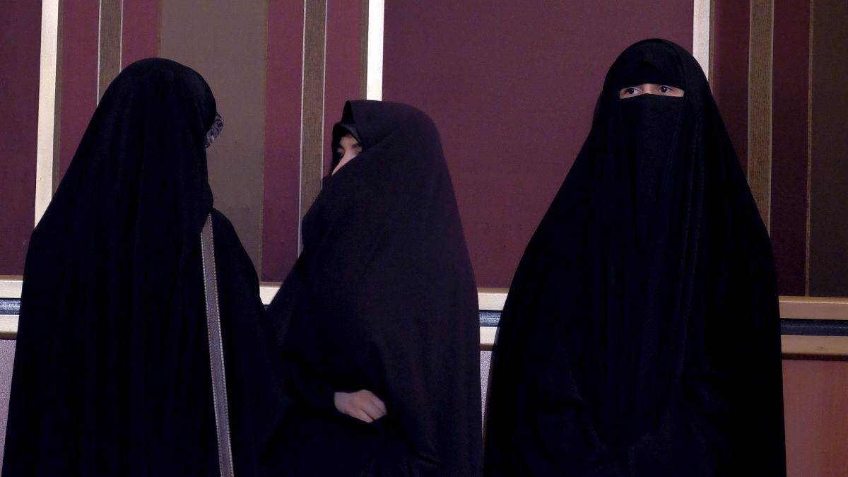 https://www.jagranimages.com/images/newimg/15032025/15_03_2025-iran_hijab_23900224.jpg