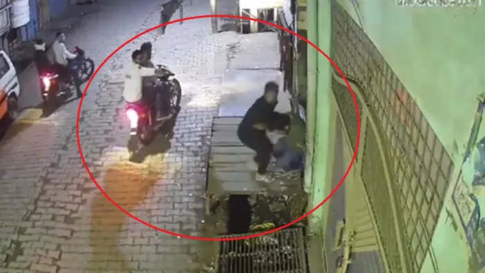 अलीगढ़ में ताबड़तोड़ फायरिंग कर बदमाशों ने युवक को उतारा मौत के घाट (फोटो- वीडियो ग्रैब)