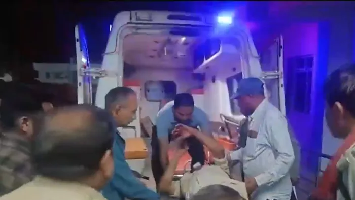 मऊगंज जिले में थाना प्रभारी समेत पुलिस टीम पर हमला, घायल पुलिसकर्मी को ले जाते हुए (फोटो- वीडियो ग्रैब)