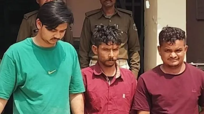 पुलिस गिरफ्त में तीनों आरोपित। (फोटो जागरण)