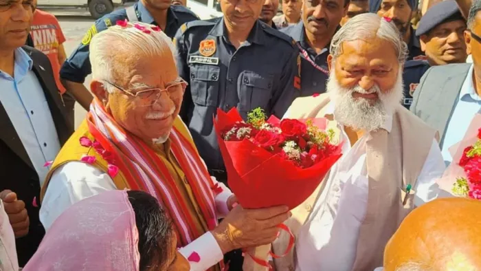 अनिल विज के निवास स्थान पर कार्यकर्ताओं के साथ मनोहर लाल ने खेली होली। फोटो एक्स