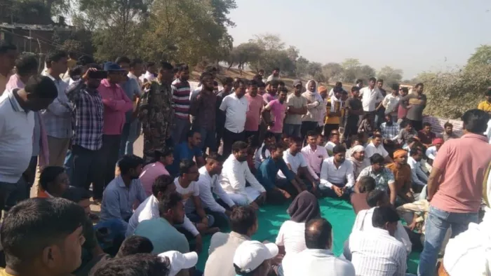 युवक की मौत के बाद सड़क जाम करते लोग। (फोटो जागरण)
