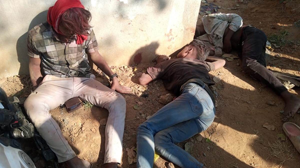 palamu news two youths died and 1 injured in an apache bike accident near mahavir turn