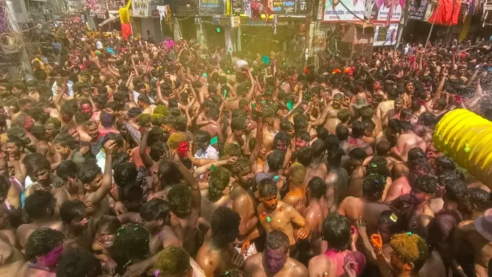 Holi 2025: प्रयागराज में होली खेलते लोग। जागरण