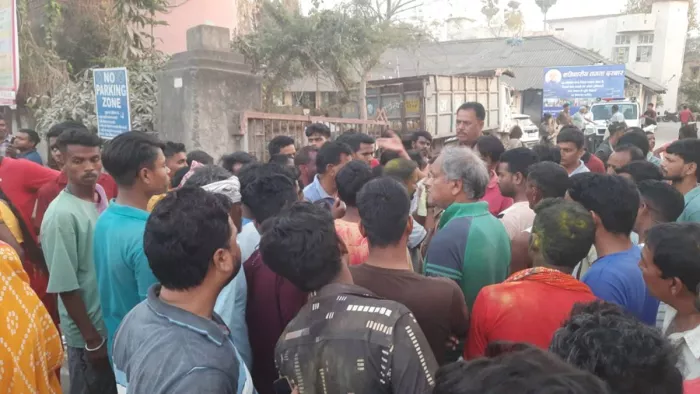 किशोरी की मौत के बाद थाना के समीप सड़क जाम कर हंगामा करते स्वजन और स्थानीय लोग